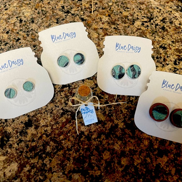 Embossed leather stud earrings - Picture 1 of 2